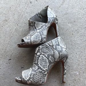 BCBGMaxAzria Snakeskin Heels Size 6